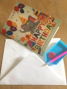 verjaardagskaart voorzien van rhinestones compleet met sorteerbakje, gom, pen en envelope